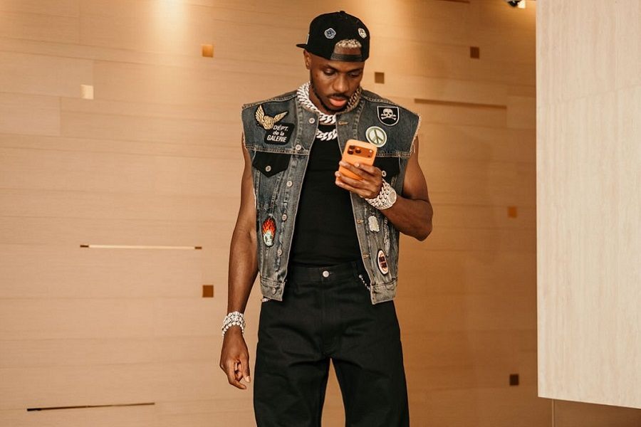 Salaire colossal, amour glamour, villas de luxe et bolides, plongé dans la fortune impressionnante de Victor Osimhen