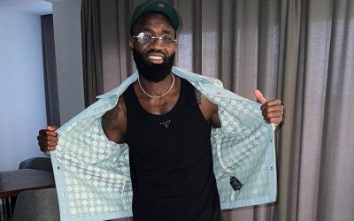 Maisons, voitures, salaire – tout sur la fortune de Moumi Ngamaleu en 2026